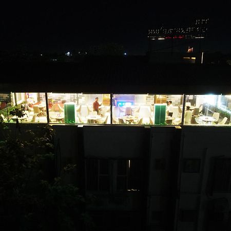 The Greenstar Inn Premium บูบันเนสชวาร์ ภายนอก รูปภาพ