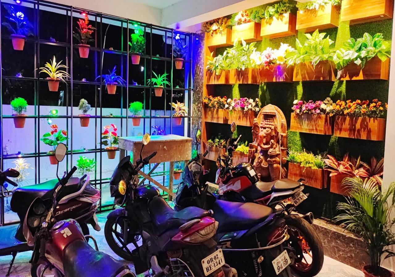 The Greenstar Inn Premium บูบันเนสชวาร์ ภายนอก รูปภาพ