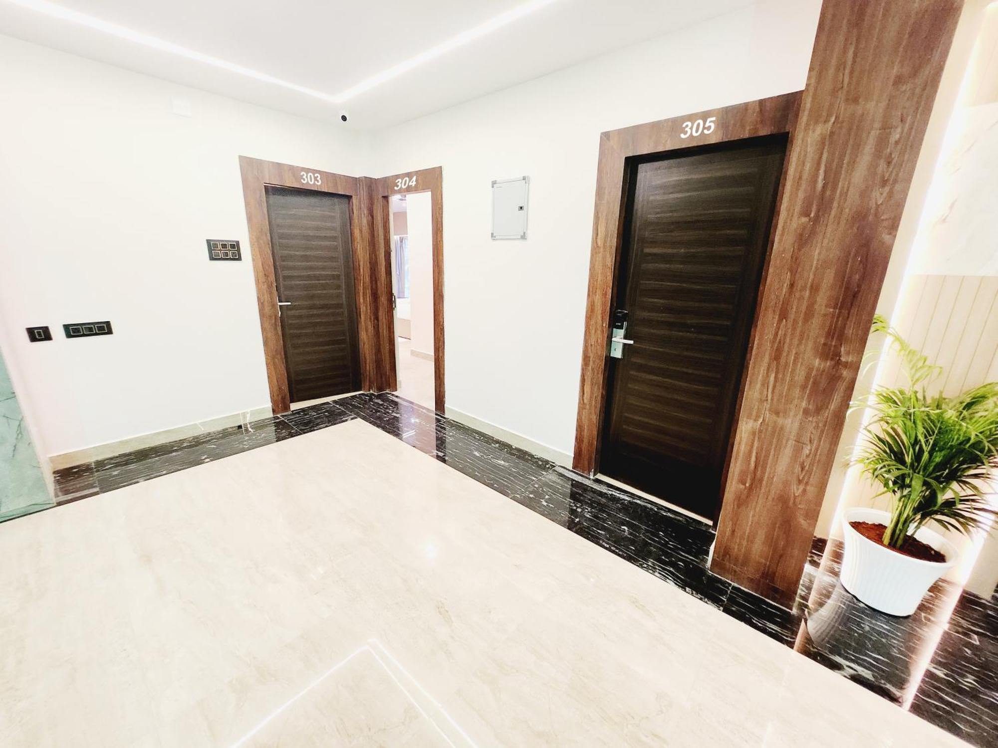 The Greenstar Inn Premium บูบันเนสชวาร์ ภายนอก รูปภาพ