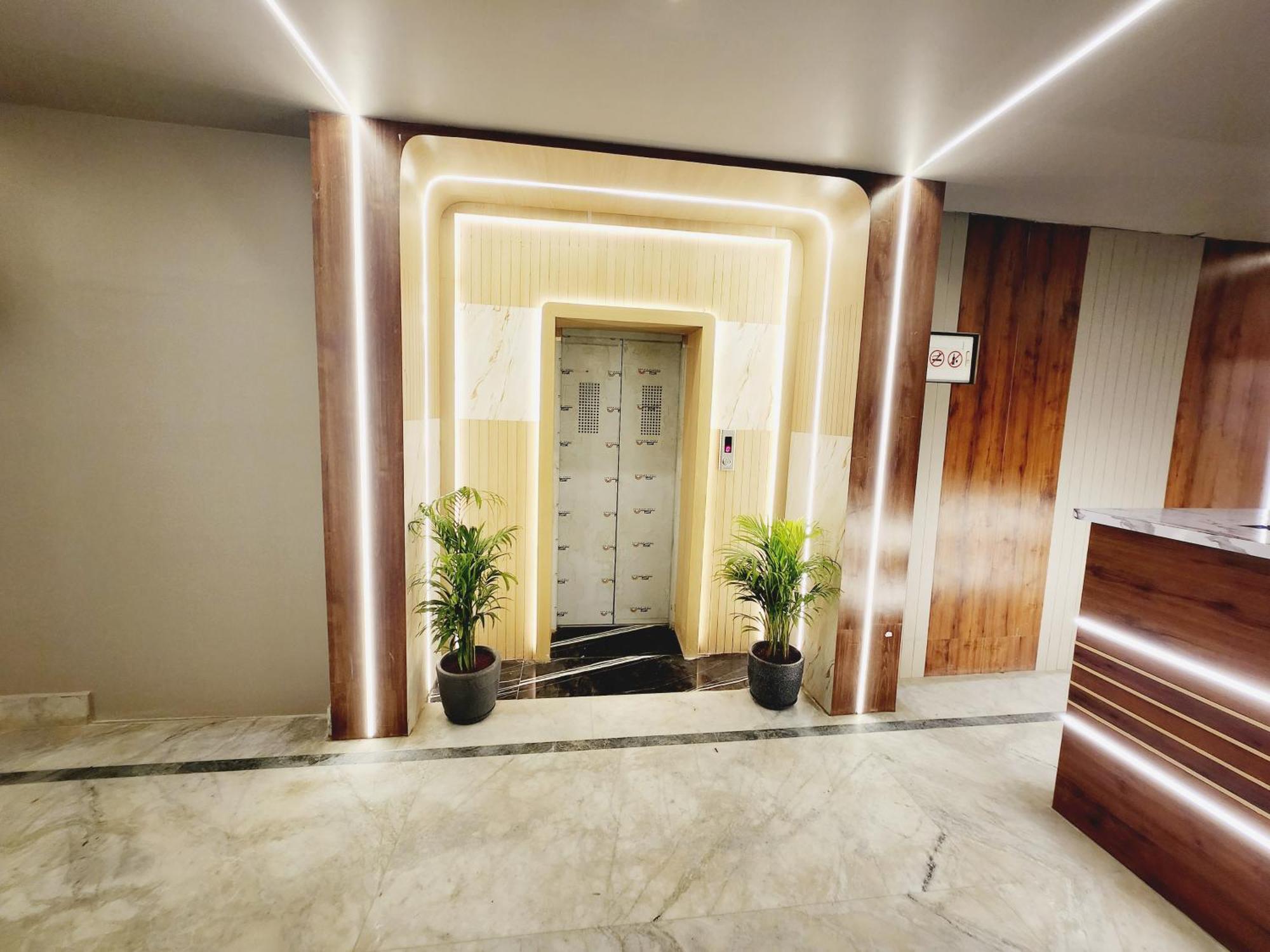 The Greenstar Inn Premium บูบันเนสชวาร์ ภายนอก รูปภาพ