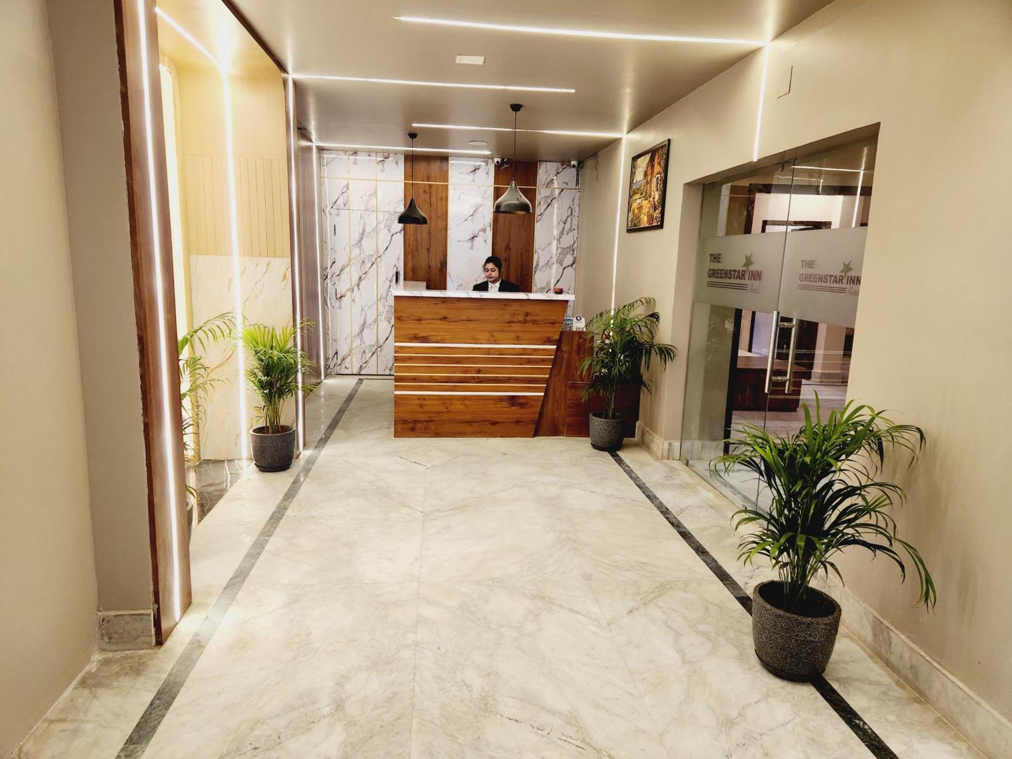 The Greenstar Inn Premium บูบันเนสชวาร์ ภายนอก รูปภาพ