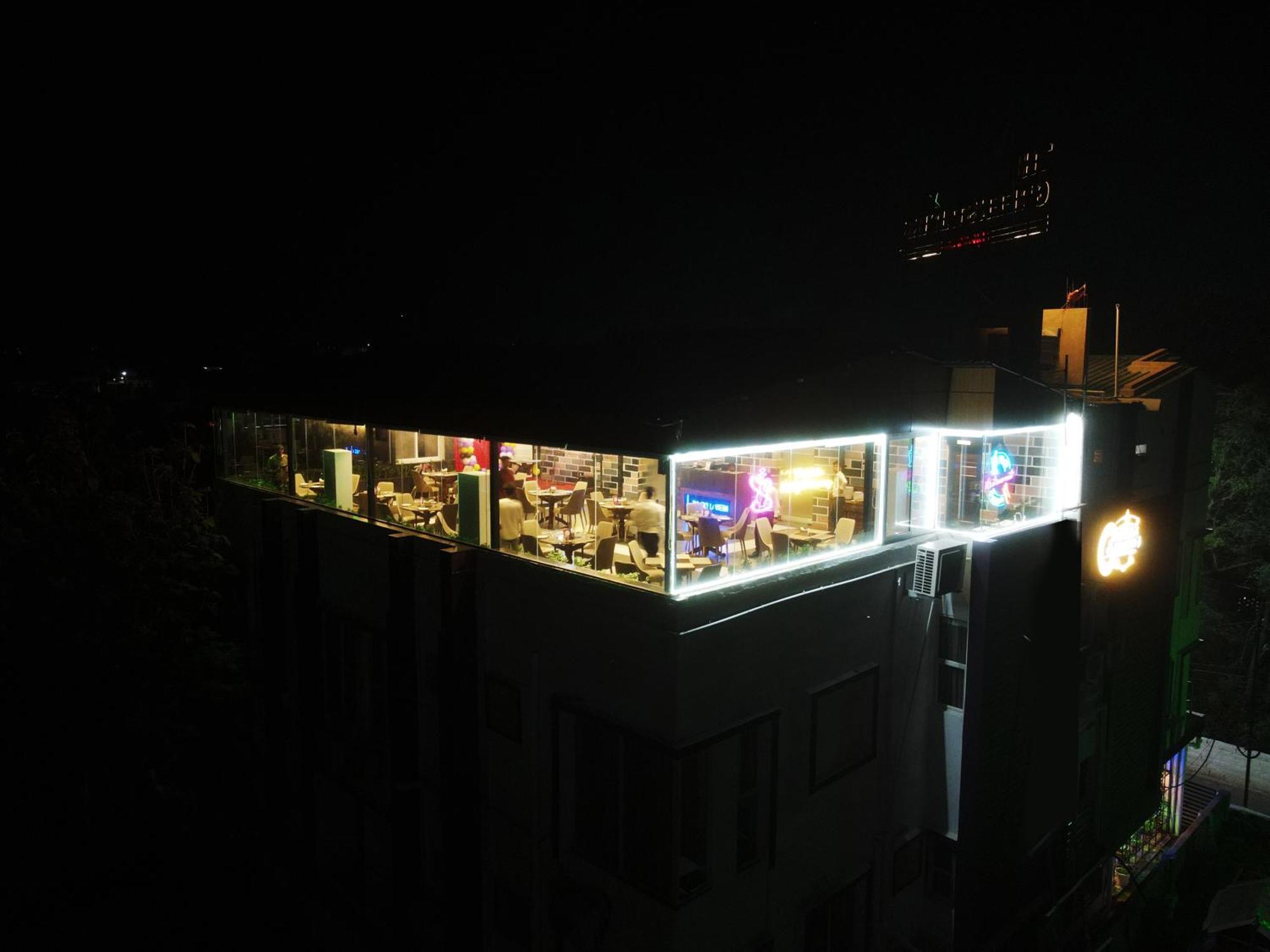 The Greenstar Inn Premium บูบันเนสชวาร์ ภายนอก รูปภาพ